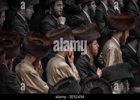 Juifs hassidiques ultra-orthodoxes célébrant Simchat Beit HaShoevah lors du festival Sukkot à Jérusalem, Israël. Banque D'Images