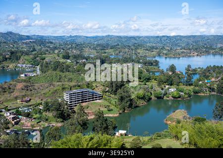 Guatapé, colombie offrant une large vue sur le réservoir penol-guatape, montrant de nombreuses petites îles, maisons, collines verdoyantes et alentours vallonnés Banque D'Images