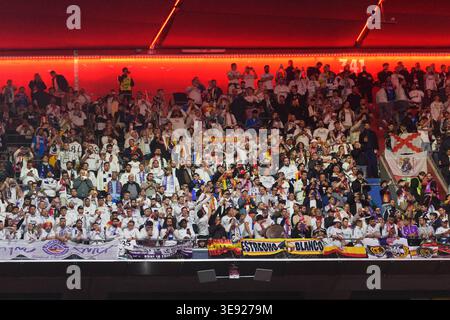 Munich, Munich. 15 avril 2026. MUNICH, ALLEMAGNE - 15 AVRIL : les fans du Real Madrid lors d'un match de Ligue des Champions de l'UEFA 2025/26 entre le Bayern Munich et le Real Madrid à Munich le 15 avril 2026 (photo de Sven Beyrich/Sports Press photo) crédit : SPP Sport Press photo. /Alamy Live News Banque D'Images