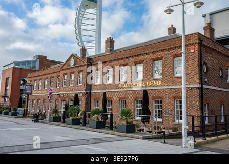La brasserie Old Customs House Fuller, Smith and Turner possédait une maison publique dans le centre commercial Gunwharf Quays, Portsmouth, Hampshire, Royaume-Uni Banque D'Images