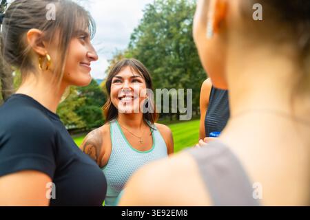 Groupe de femmes amies appréciant la conversation en plein air Banque D'Images