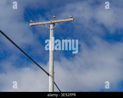 Un poteau utilitaire en bois contre un ciel bleu vif. Québec, Canada Banque D'Images