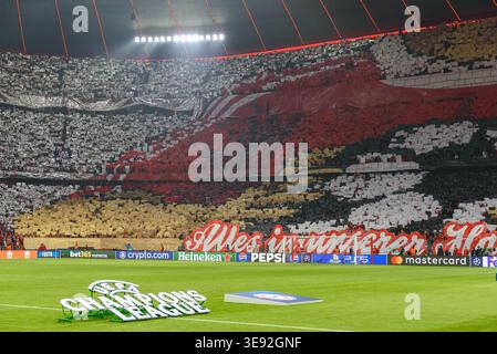Munich, Munich. 15 avril 2026. MUNICH, ALLEMAGNE - 15 AVRIL : TIFO du FC Bayern Munich Sudkurve avant un match de l'UEFA Champions League 2025/26 entre le Bayern Munich et le Real Madrid à Munich le 15 avril 2026 (photo de Sven Beyrich/Sports Press photo) crédit : SPP Sport Press photo. /Alamy Live News Banque D'Images