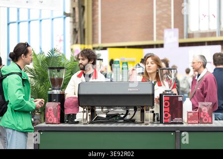Amsterdam, 16 avril. 16 avril 2026. Les gens visitent le Festival du café d'Amsterdam à Amsterdam, pays-Bas, le 16 avril 2026. Le festival de trois jours durera jusqu'au 18 avril 2026. Crédit : Sylvia Lederer/Xinhua/Alamy Live News Banque D'Images