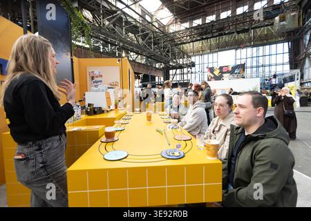 Amsterdam, 16 avril. 16 avril 2026. Les gens visitent le Festival du café d'Amsterdam à Amsterdam, pays-Bas, le 16 avril 2026. Le festival de trois jours durera jusqu'au 18 avril 2026. Crédit : Sylvia Lederer/Xinhua/Alamy Live News Banque D'Images