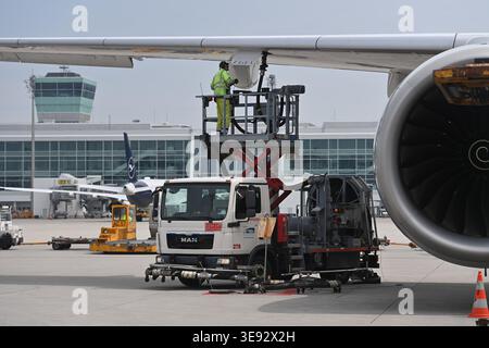 Impressions de l'aéroport Franz Josef Strauss de Munich le 08.05.2023. Enregistrement, personnel au sol, opérateur, ravitaillement en carburant, camion-citerne, carburant, kérosène.  ?SVEN SIMON photo Agency GmbH & Co. Appuyez sur photo KG # Prinzess-Luise-Str. 41 # 45479 Muelheim / Ruhr # Tel. 02 Banque D'Images