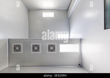 vue de bas en haut du plafond avec éclairage industriel et ventilation Banque D'Images