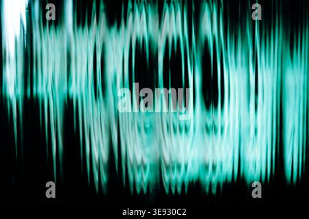 Ondes lumineuses cyan déformées verticales formant une fréquence numérique abstraite Banque D'Images