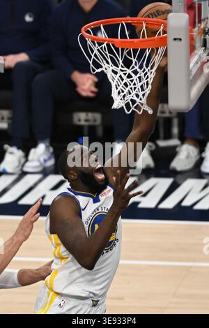 Inglewood, Calif, 15 avril 2026. L'attaquant des Golden State Warriors Draymond Green (23 ans) dépose le ballon lors d'un match NBA entre les Golden State Warriors et les Los Angeles Clippers à l'Intuit Dome Banque D'Images