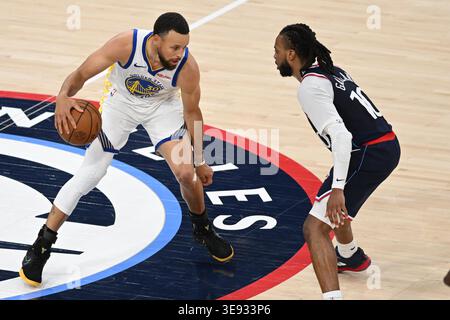 Inglewood, Calif, 15 avril 2026. Stephen Curry (30) dribble la balle contre le garde de LA Clippers Darius Garland (10) lors d'un match NBA entre les Golden State Warriors et les Los Angeles Clippers à Intuit Dome Banque D'Images