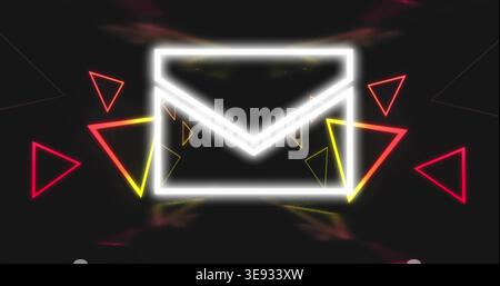 Icône d'enveloppe au néon lumineux pulsant sur fond noir profond, montrant des triangles rouge rose jaune Banque D'Images