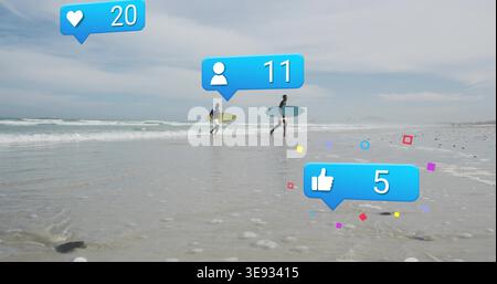 Marcher deux surfeurs en combinaisons portant des planches jaunes et bleues au rivage, bulles de notification Banque D'Images