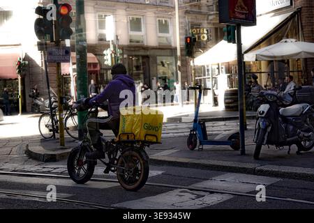 Glovo livreur de nourriture sur un vélo dans le centre de Milan Banque D'Images