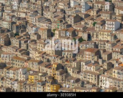 Vue aérienne de Gangi avec son dense groupe de maisons en pierre historiques et toits en terre cuite, Gangi, Sicile, Italie. Banque D'Images
