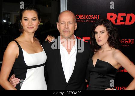 11 octobre 2010 - Hollywood, Californie - Emma Heming, Bruce Willis et Rumer Willis. Projection spéciale « RED » Los Angeles au Grauman's Chinese Theatre. Crédit photo : Byron Purvis/AdMedia Banque D'Images