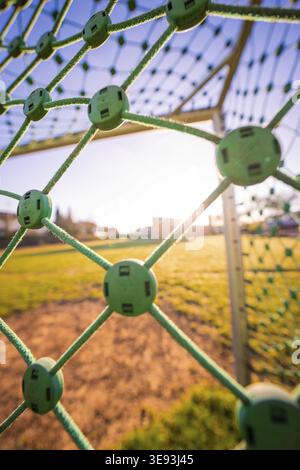 But de football avec filet vert au coucher du soleil sur un terrain de jeu, Schlehengaeuschule, Gechingen, Hecken et Gaeu région, Calw district, Allemagne Banque D'Images