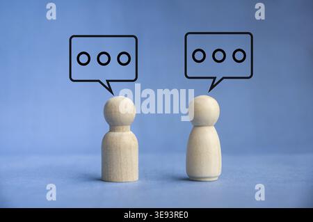 Poupées en bois avec bulle de dialogue. Concept d'interaction et de chat Banque D'Images