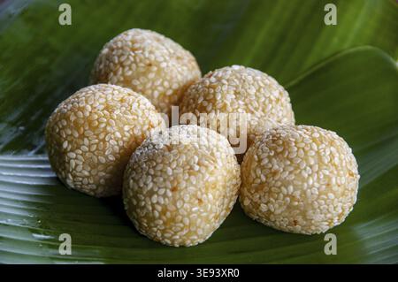 Bornéo du Nord gâteau traditionnel Kuih Bijan fait maison. Dessert traditionnel de Bornéo. Concept de nourriture asiatique Banque D'Images