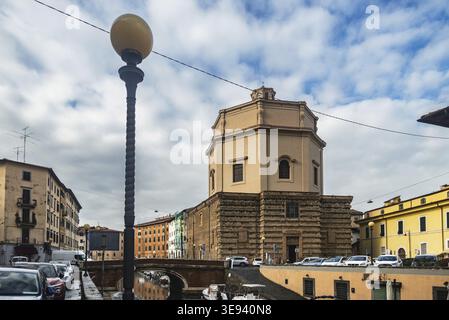 Église Santa Caterina à Livourne, Italie. Livourne a été fondée en 1017 comme l'une des petites forteresses côtières protégeant Pise, en Italie Banque D'Images