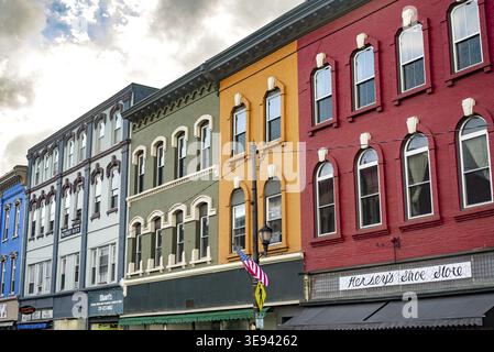 Farbenfrohe Ladenfronten und Gebaeude in der historischen main Street in der Stadt Augusta, Maine Banque D'Images