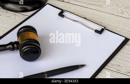 Vue latérale du presse-papiers blanc vierge avec espace personnalisable pour le texte et avec marteau à côté. Copier le concept d'espace Banque D'Images