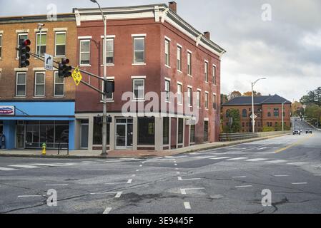 Farbenfrohe Ladenfronten und Gebaeude in der historischen main Street in der Stadt Augusta, Maine Banque D'Images