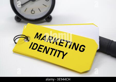 Texte de l'identité marketing en caractères gras et noirs sur note autocollante jaune Banque D'Images