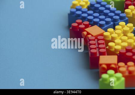 Blocs de construction en plastique sur fond bleu. Copier l'espace Banque D'Images