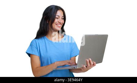 Femme souriant à l'aide d'un ordinateur portable pour le travail sur fond transparent Banque D'Images