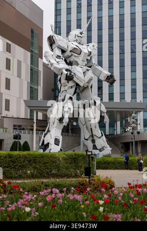 Statue grandeur nature de Unicorn Gundam debout à Odaiba, Tokyo au printemps Banque D'Images