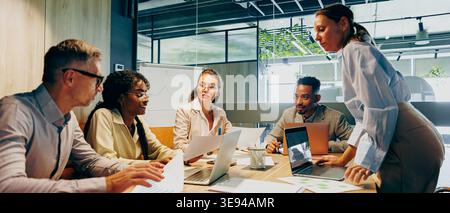 Équipe multiraciale planification stratégique professionnels noirs et blancs Banque D'Images