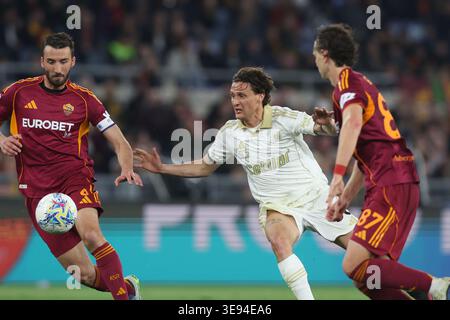 Rome, Italie - 10 avril 2026 : Bryan Cristante (milieu de terrain) de L'AS Roma, Gabriele Piccinini de Pise vus en action lors de la Serie A Enilive 2025-2026 Banque D'Images