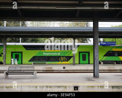 Gare centrale de Pise et train italien. Pise, Toscane, Italie Banque D'Images
