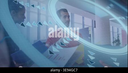 Tableaux de maintien, employé en chemise rouge examinant les données dans le bureau avec dossier bleu, superpositions HUD Banque D'Images