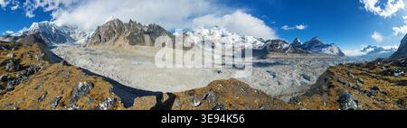 Mont Cho Oyu, belle vue panoramique sur le Mont Cho Oyu et le lac, sentier de randonnée du camp de base de Cho Oyu, parc national de Sagarmatha, vallée de Gokyo, Khumbu va Banque D'Images