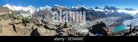Vue panoramique sur le glacier de Ngozumba et la grande chaîne himalayenne, le mont Everest, Lhotse Cho Oyu et Makalu, le lac et le village de Gokyo, drapeaux de prière, de Gok Banque D'Images