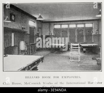 Vue vintage en noir et blanc d'une salle de billard vide pour les employés, montrant plusieurs tables de billard et chaises hautes dans un cadre de club-House pour les loisirs et la détente. De l'article THE SQUARE DEAL IN WORKS MANAGEMENT. Par O. M. Becker. PARTIE IV. MÉTHODES AUXILIAIRES DES EMPLOYEURS DE TRAVAIL RÉUSSIS. Tiré de l'Engineering Magazine consacré au progrès industriel volume XXXI avril - septembre 1906 The Engineering Magazine Co Banque D'Images