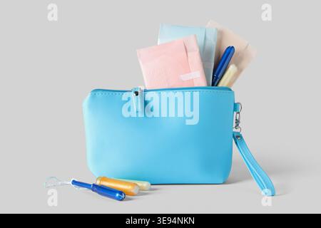 Sac cosmétique avec tampons menstruels et tampons sur fond blanc Banque D'Images