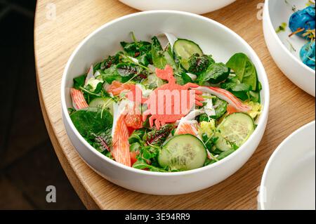 salade de légumes avec bâtonnets de crabe Banque D'Images