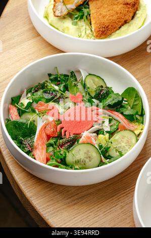 salade de légumes avec bâtonnets de crabe Banque D'Images