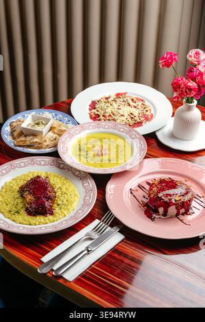 un ensemble de plats sur la table dans un restaurant Banque D'Images