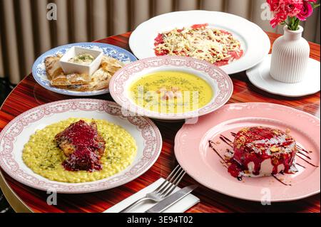 un ensemble de plats sur la table dans un restaurant Banque D'Images