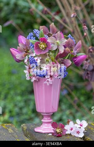 bouquet romantique de tulipes violettes. roses de carême et jacinthes de raisin dans un vase Banque D'Images