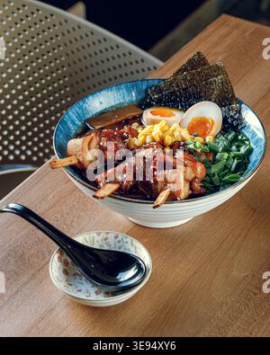 Ramen sur la table d'un restaurant asiatique Banque D'Images
