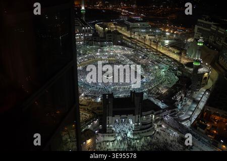 Une grande foule se rassemble autour de la Kaaba dans la Grande Mosquée la nuit. Banque D'Images