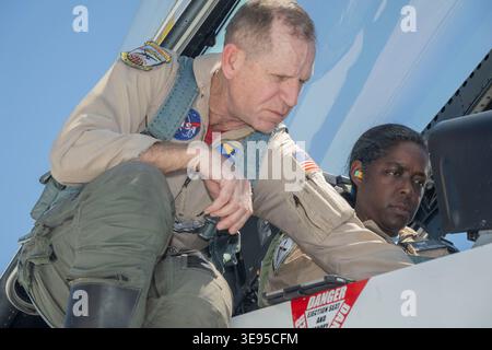 Le pilote de la NASA Timothy Williams aide à préparer Laurie Grindle, directrice adjointe du centre, pour un vol incitatif à bord d’un avion F/A-18 au bras de la NASA Banque D'Images