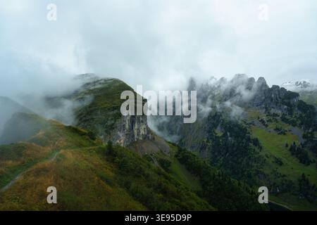 Paysage luxuriant Moody de sommets alpstein déchiquetés couverts de brume avec une prairie alpine verte à Appenzell, Suisse Banque D'Images