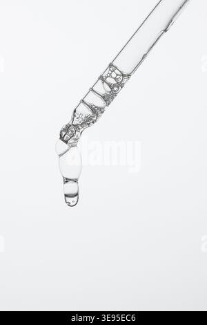 Sérum cosmétique transparent suspendu à la pipette Banque D'Images
