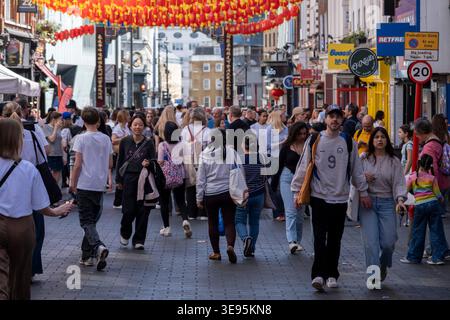 Scène de rue à Chinatown le 8 avril 2026 à Londres, Royaume-Uni. Chinatown est une enclave ethnique bordant Soho et occupe actuellement la zone dans et autour de Gerrard Street. Il contient un certain nombre de restaurants chinois, boulangeries, supermarchés, boutiques de souvenirs, et d'autres entreprises dirigées par des Chinois. Banque D'Images