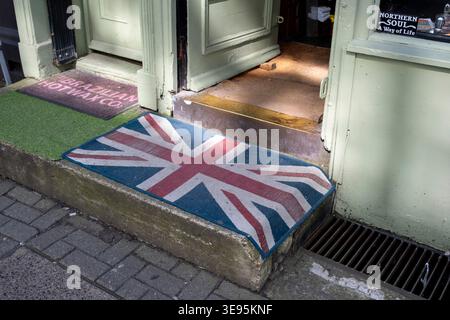 Paillasson drapeau Union Jack devant un magasin le 8 avril 2026 à Londres, Royaume-Uni. Banque D'Images